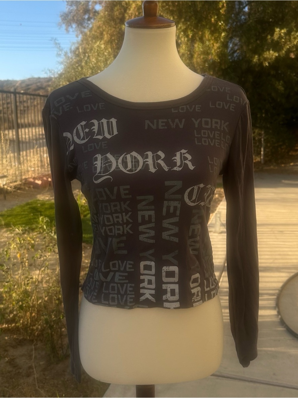 New York Graphic Long-Sleeve Crop Top - Black